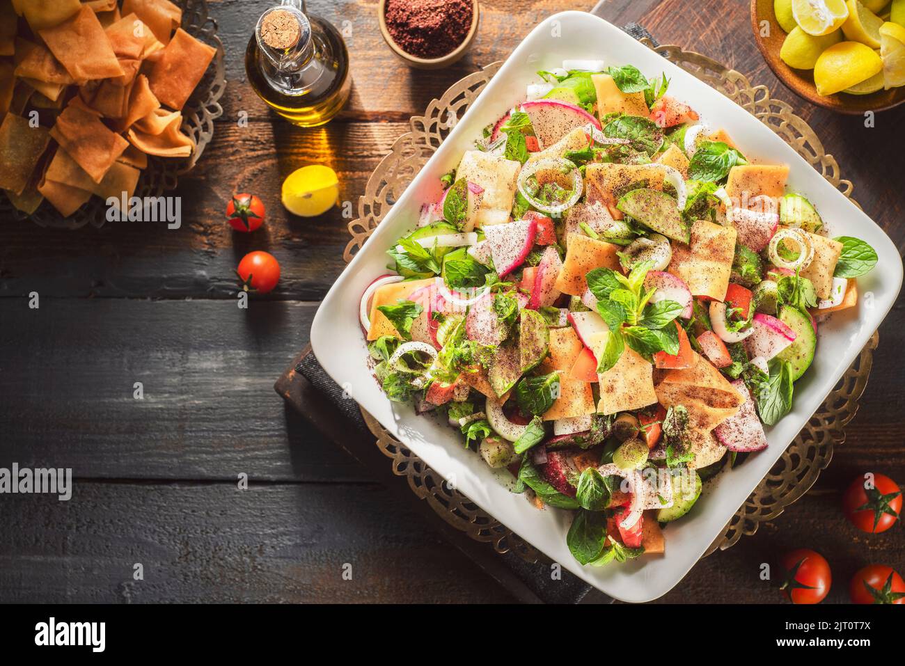 Cucina araba; l'insalata più famosa del Libano 'Fattoush'. È un succulento mix croccante di cetriolo, pomodori, ravanello, pane pita tostato e menta fresca. Foto Stock