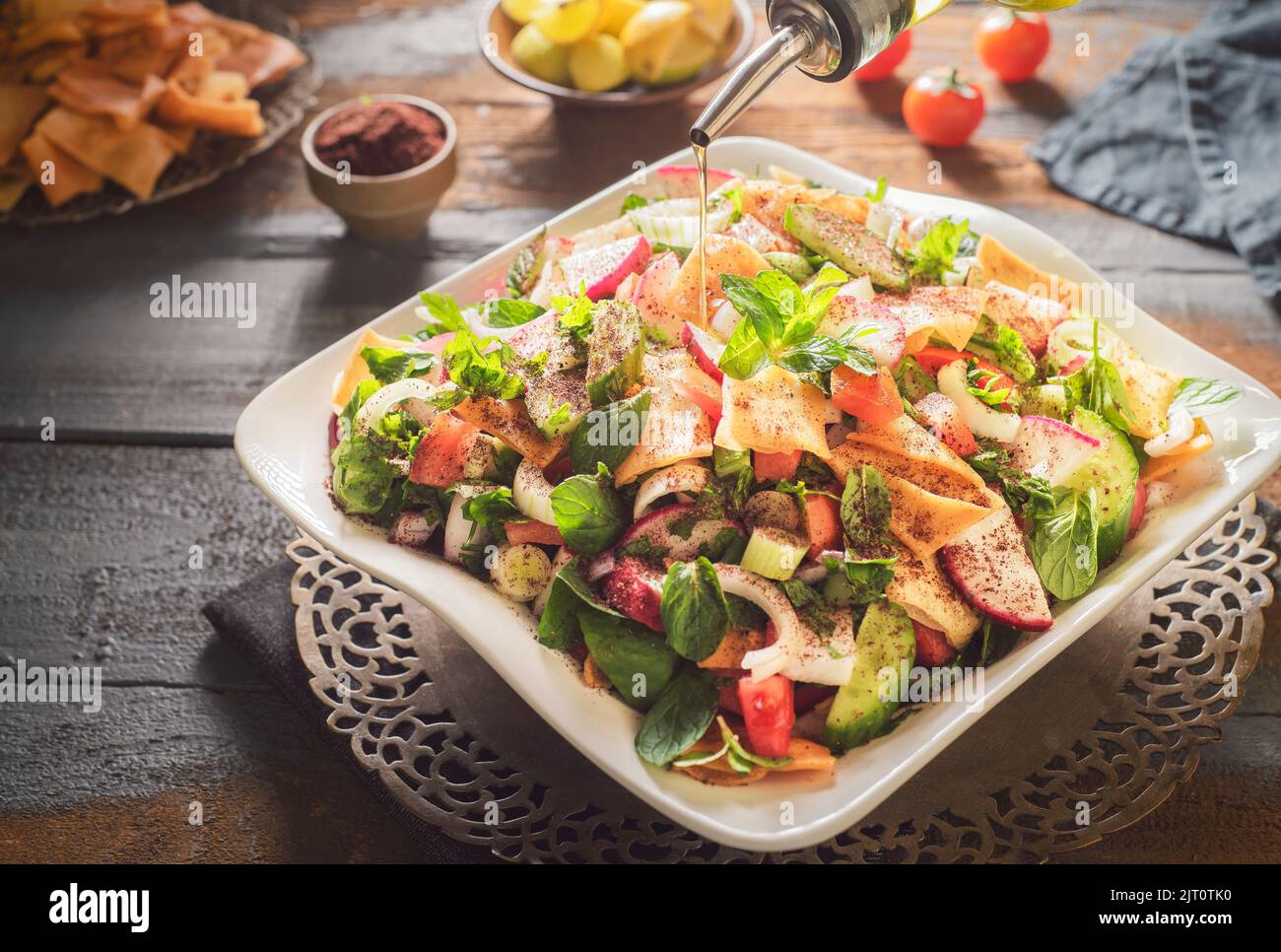Cucina araba; l'insalata più famosa del Libano 'Fattoush'. È un succulento mix croccante di cetriolo, pomodori, ravanello, pane pita tostato e menta fresca. Foto Stock