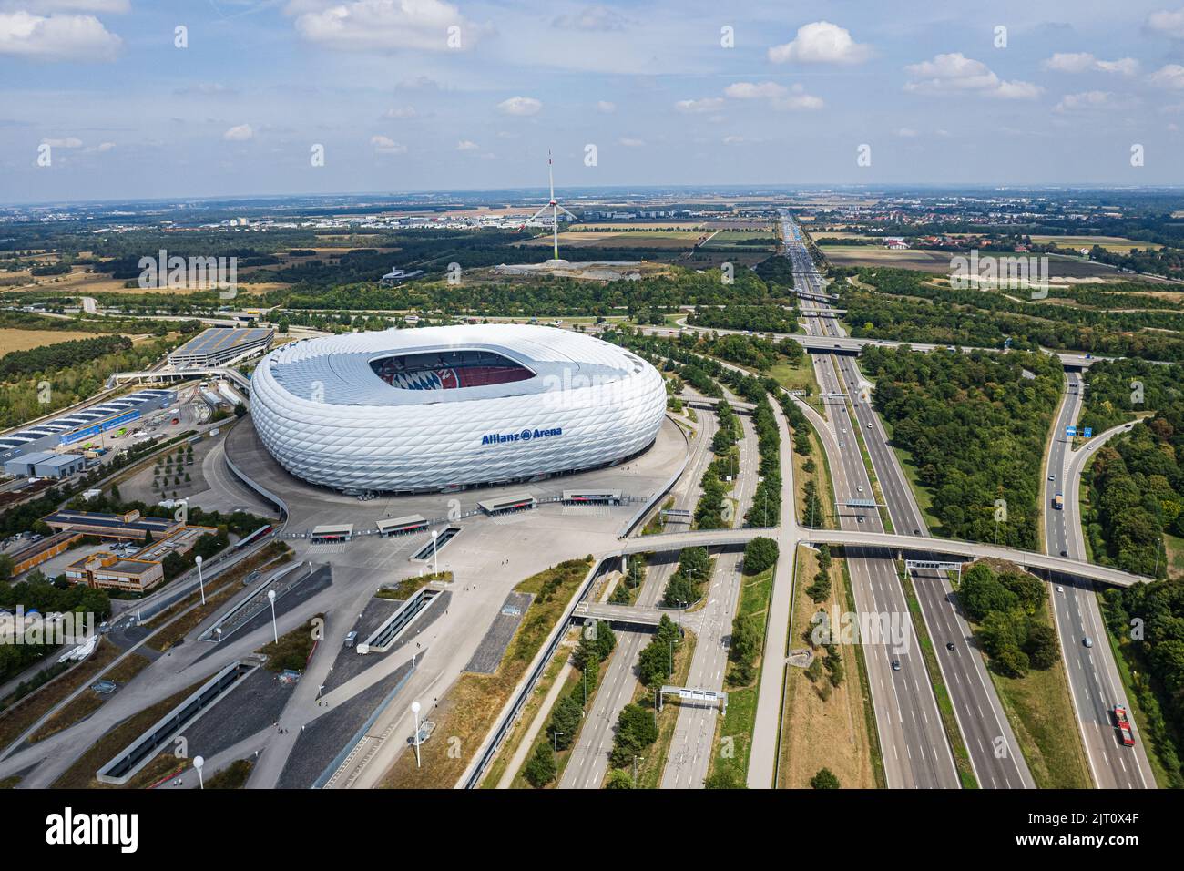 Veduta aerea dello stadio di calcio Allianz Arena. Progettato da Herzog de Meuron e ArupSport. MONACO DI BAVIERA, GERMANIA - AGOSTO 2022 Foto Stock