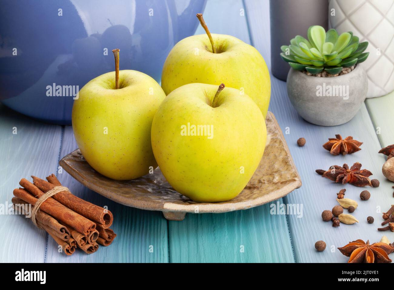mele gialle su sfondo di legno Foto Stock