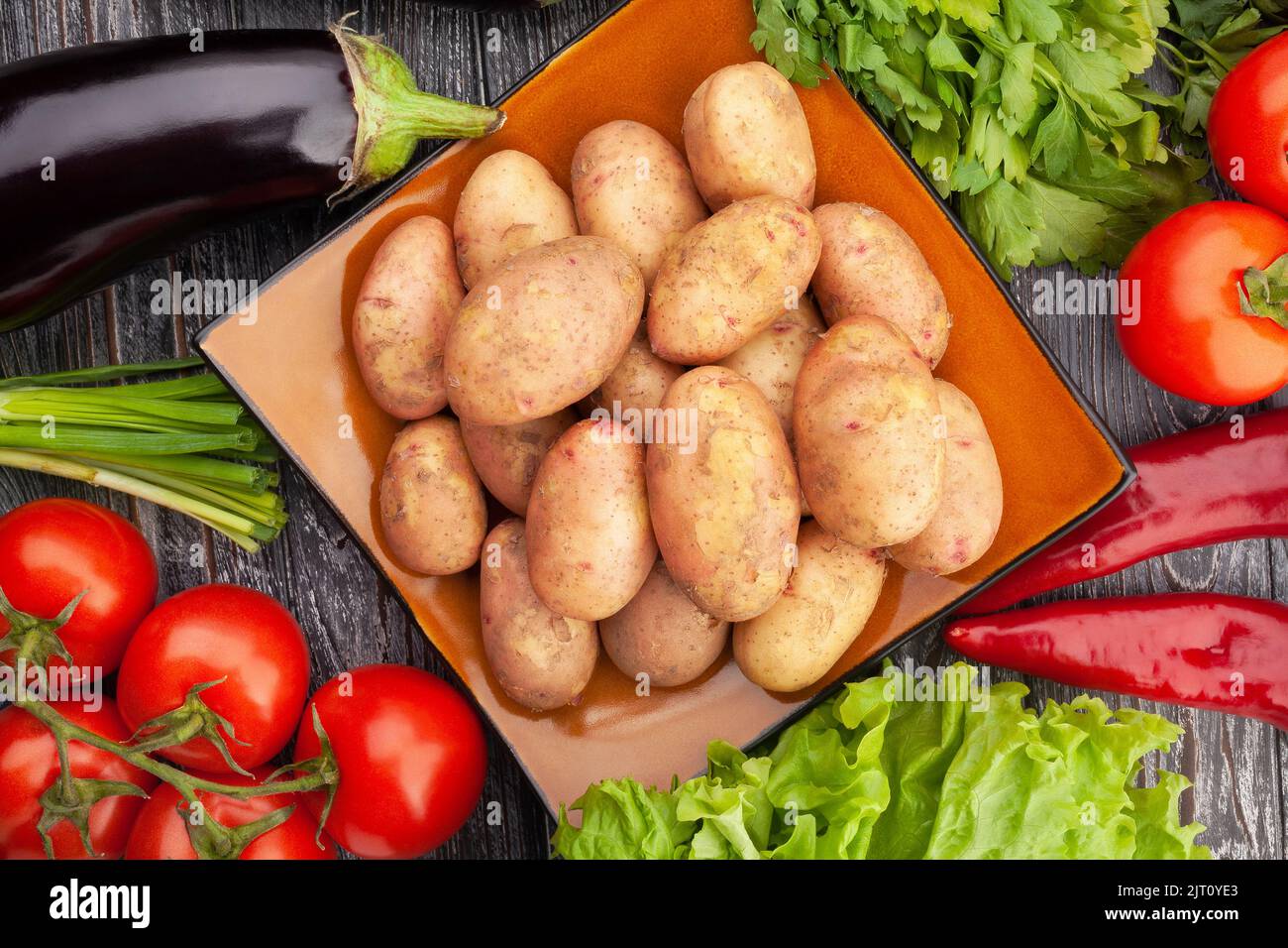 mucchio di patate su sfondo di legno Foto Stock