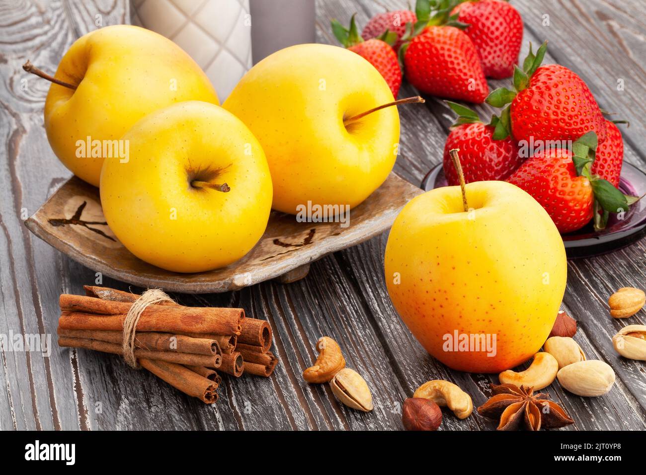 mela gialla su sfondo di legno Foto Stock