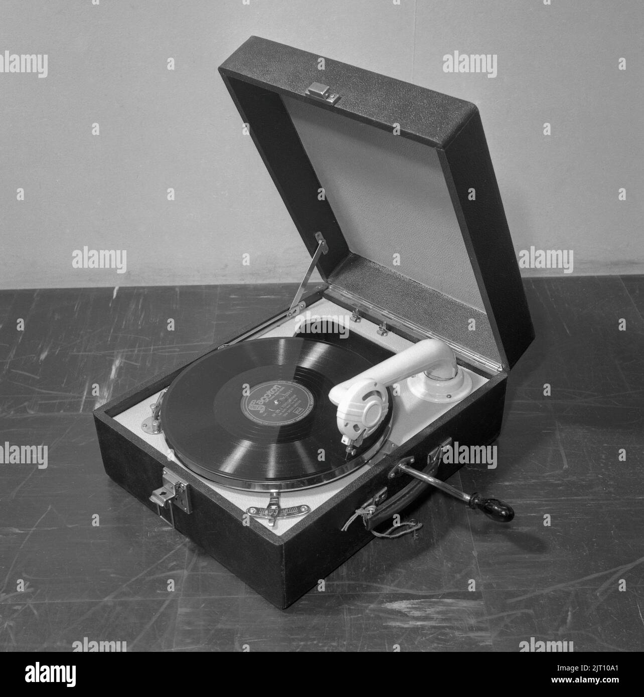 Gramophone. Un grammofono portatile. Il pratico grammofono si adatta in una custodia e lo portereste avanti in vacanza o quando viaggiate negli anni '1920s alla fine degli anni '1950s. Viene azionato avvolgendolo con una leva. Viene quindi riprodotto il record. Quando senti che la registrazione inizia a rallentare, sai che devi riavvolgere i verso l'alto. I dischi erano fatti di materiale fragile e la velocità del disco per suonare come dovrebbe era di 78 giri al minuto. Svezia 1953 Conard Ref 2273 Foto Stock