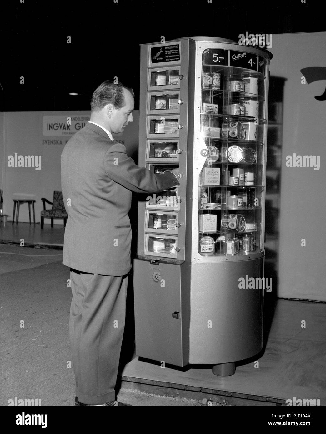 Shopping nel 1950s. Un distributore automatico chiamato Rotosell presentato alla fiera Sankt Erik 1954. Come le macchine che vendevano tabacco e cioccolato, questa macchina lavorava in modo simile ma vendendo conserve in scatola. Svezia 1954 Conard Ref EC2753 Foto Stock