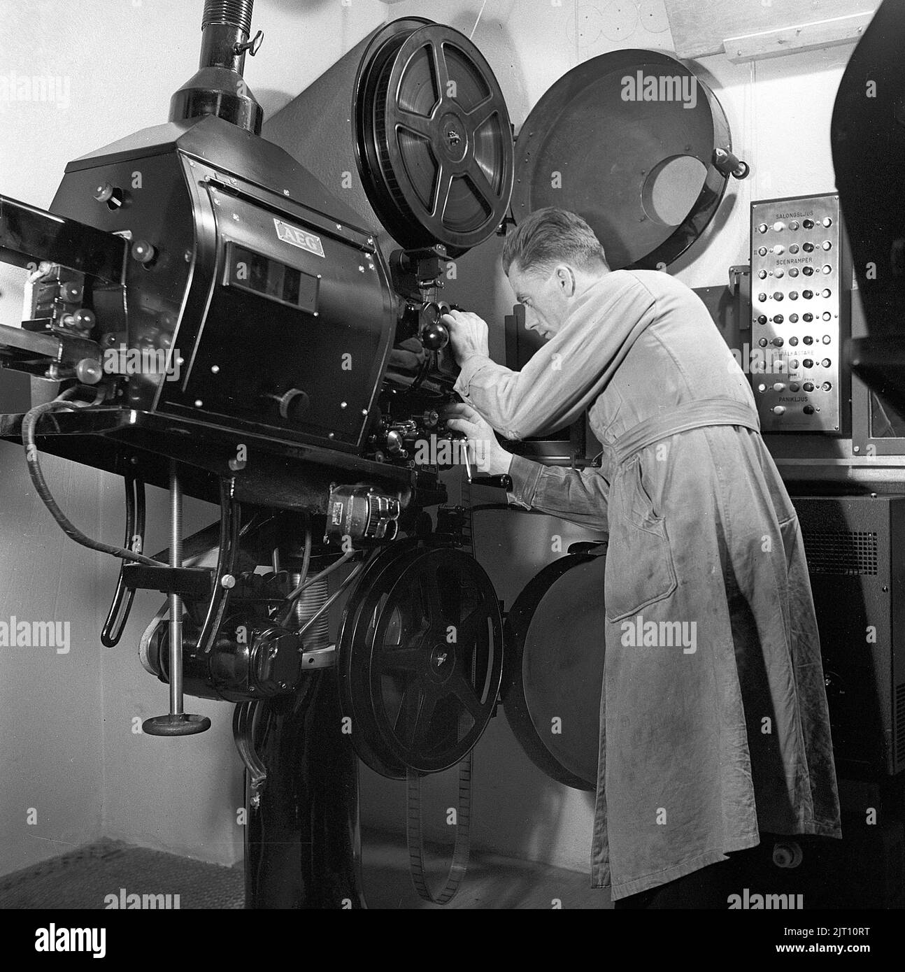 Dietro le quinte del cinema. L'uomo che opera il proiettore al cinema reale di Boden Svezia monta il film che verrà mostrato. Svezia 1941 rif BV113-4 Foto Stock