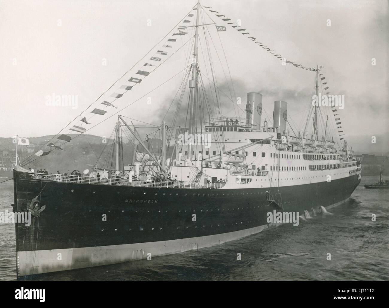 L'anno è il 1925. Nave svedese americana M/S Gripsholm che lascia il porto di Gothenburg durante il suo primo viaggio sull'Atlantico verso New York. All'epoca la nave Gripsholm era considerata una delle navi più lussuose dell'Atlantico con una lunghezza di 168,5 metri. La famosa gente del tempo viaggiò con lei. Foto Stock