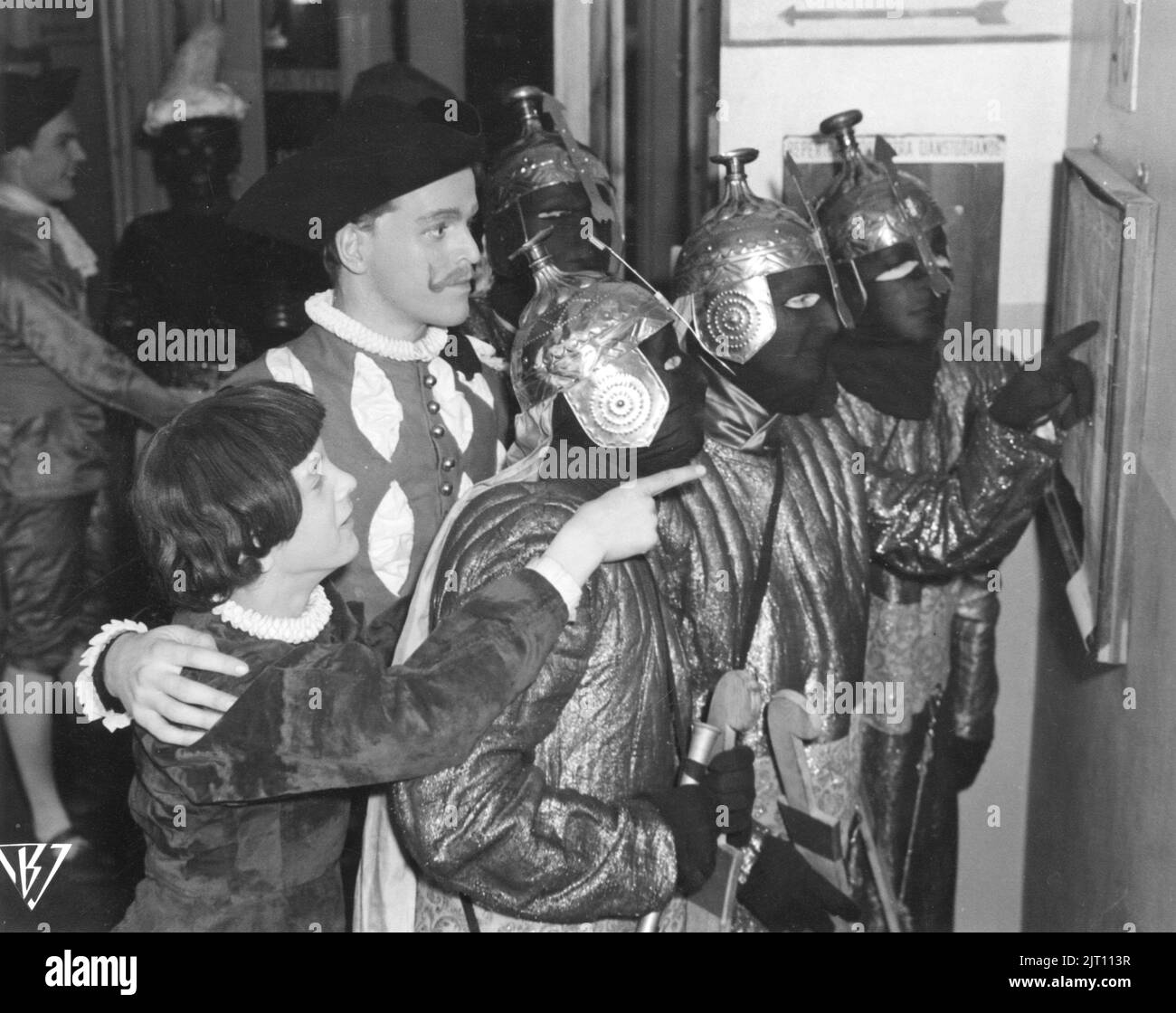 Dietro le quinte del teatro negli anni '1940s. Un gruppo di attori nei loro costumi di scena studiano qualcosa di importante postato sul muro dietro il palco. Sono attori del William Shakespeares recita il mercante di Venezia. Svezia 1944. Foto Stock