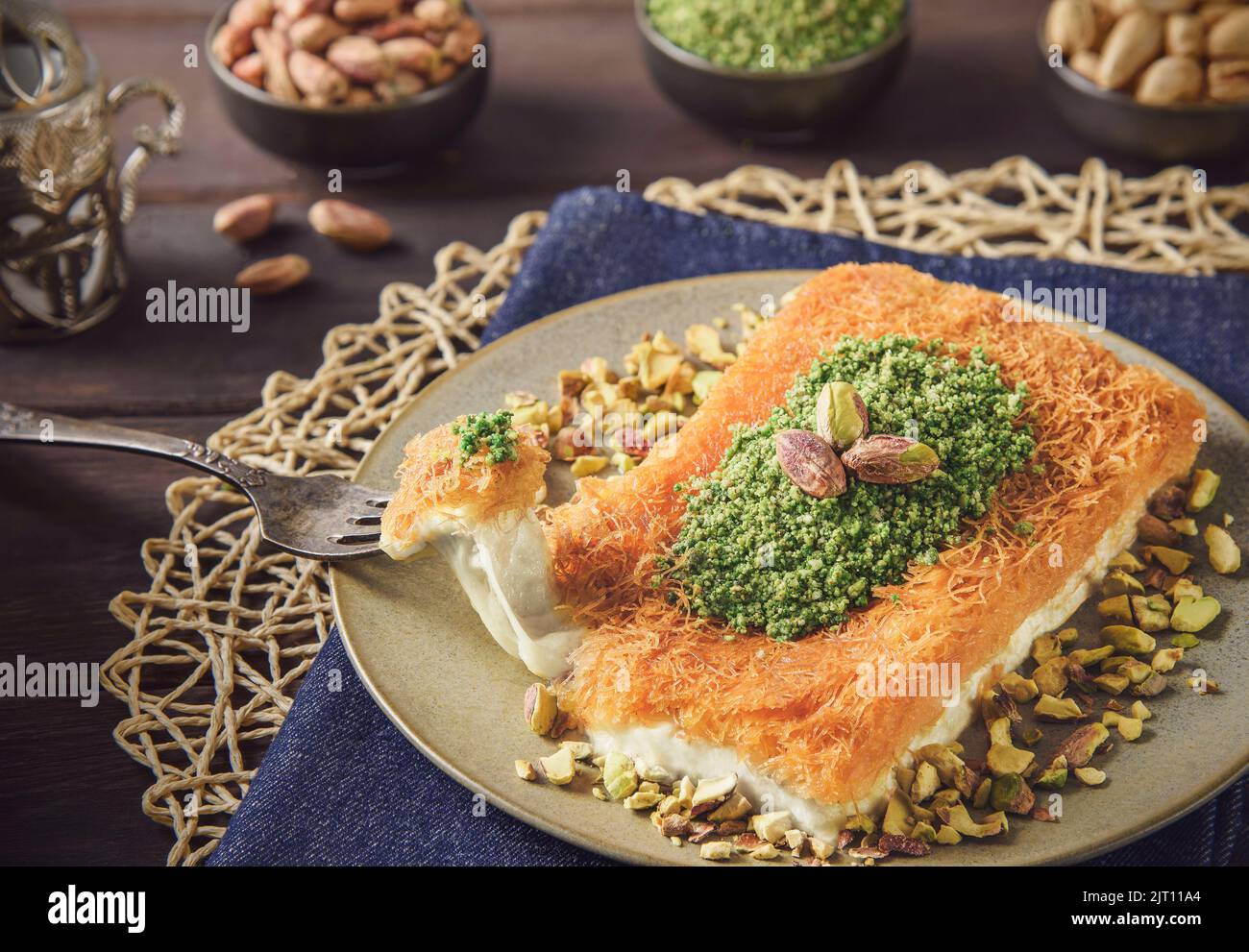 Cucina araba; tradizionale formaggio mediorientale Kunafa Dessert. Foto Stock