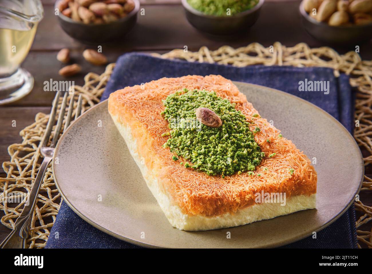 Cucina araba; tradizionale formaggio mediorientale Kunafa Dessert. Foto Stock