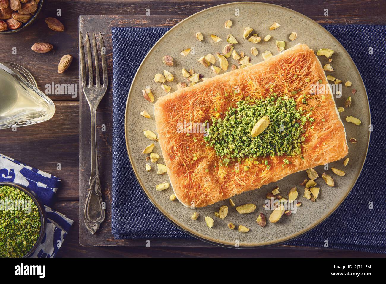 Cucina araba; tradizionale formaggio mediorientale Kunafa Dessert. Foto Stock