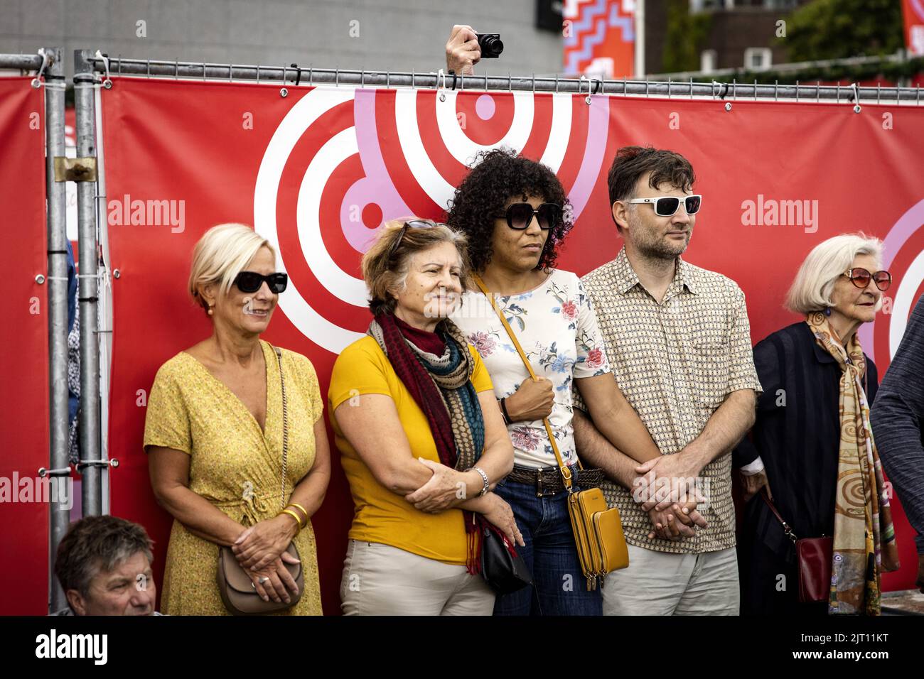 2022-08-27 13:41:00:19 AMSTERDAM - il pubblico guarda gli Slampampers durante il secondo giorno del Uitmarkt, l'inizio nazionale della stagione culturale. ANP RAMON VAN FLYMEN olanda fuori - belgio fuori Foto Stock