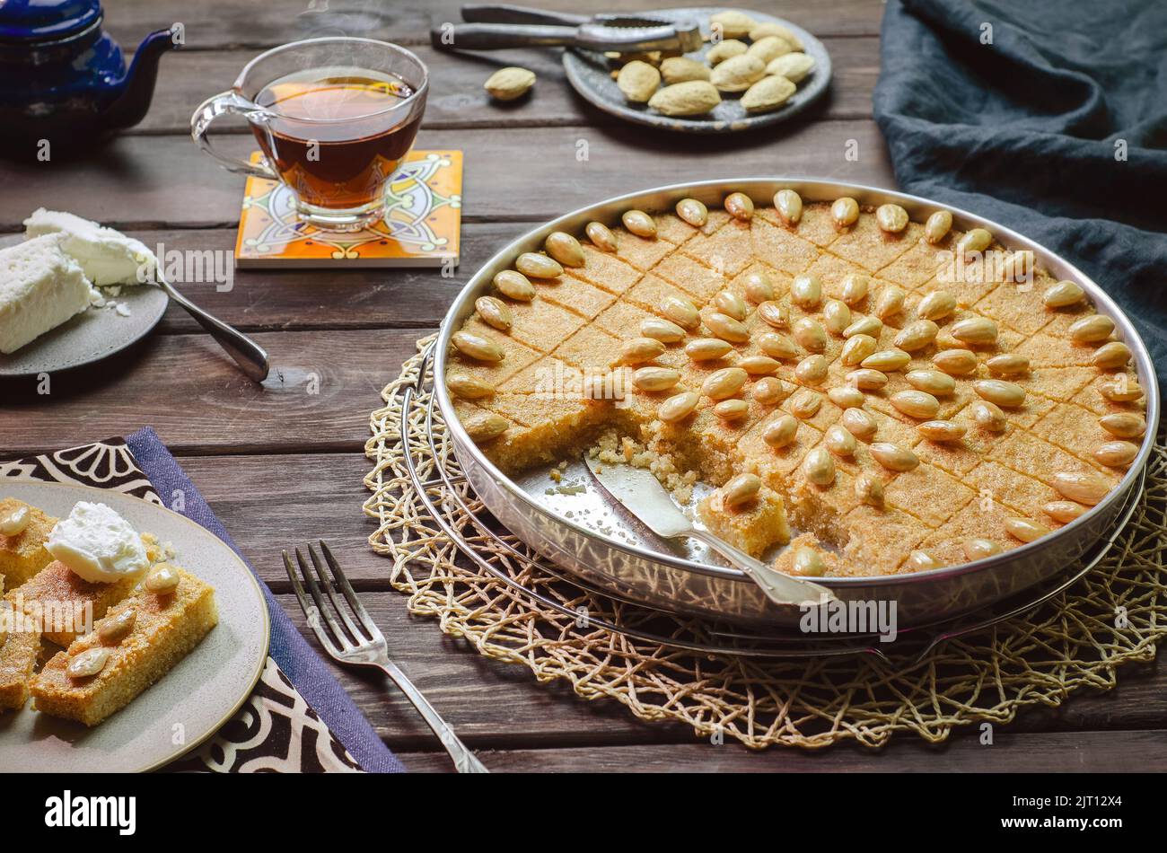 Cucina araba; dessert arabo tradizionale 'Basbousa'. Torta di semola orientale egiziana sormontata da mandorla croccante dorata. Foto Stock