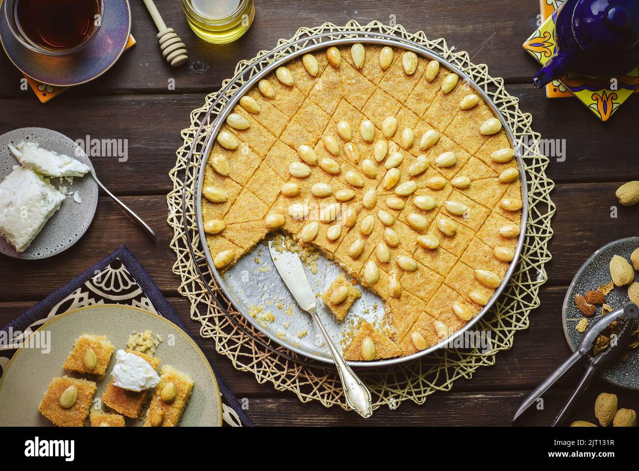 Cucina araba; dessert arabo tradizionale 'Basbousa'. Torta di semola orientale egiziana sormontata da mandorla croccante dorata. Foto Stock