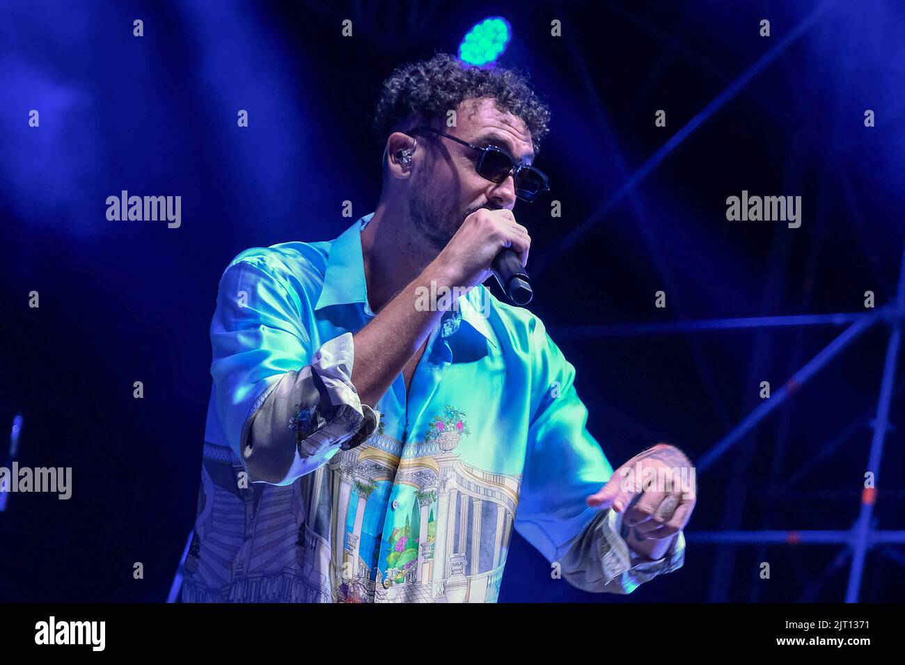 Modena, Italia. 26th ago, 2022. Il cantante italiano Carl Brave alias Carlo Luigi Coraggio durante il suo live si esibisce a Modena, Arena sul Lago per il suo tour estivo 2022 Credit: Roberto Tommasini/Alamy Live News Foto Stock