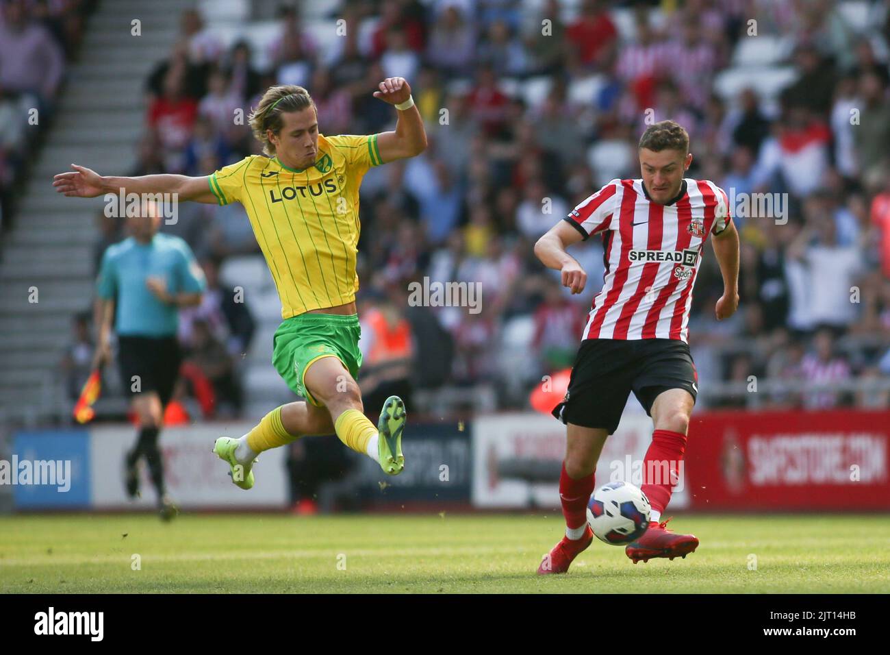 Sunderland's Elliot Embleton attraversa una palla nonostante l'attenzione di Todd Cantwell di Norwich City durante la partita di Sky Bet Championship tra Sunderland e Norwich City allo Stadio di luce, Sunderland sabato 27th agosto 2022. (Credit: Michael driver | MI News) Credit: MI News & Sport /Alamy Live News Foto Stock