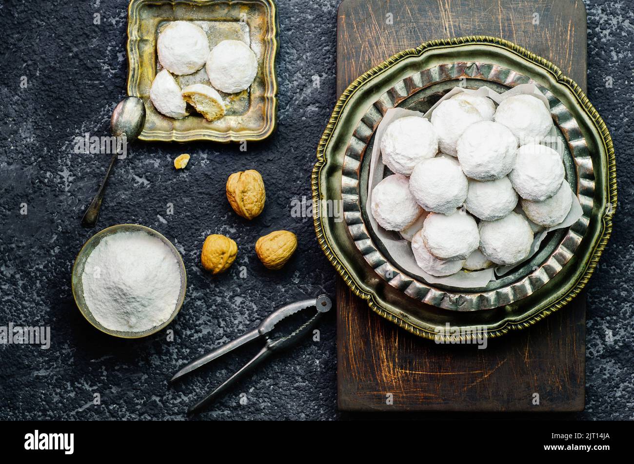 Biscotti per la celebrazione della Festa Islamica di El Fitr (la Festa che viene dopo il Ramadan). Serviti con una tazza di tè. Vista dall'alto con primo piano. Foto Stock