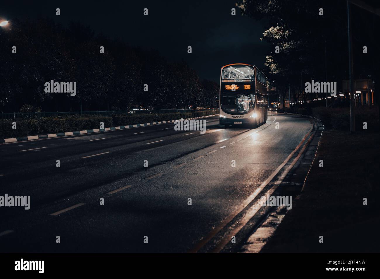 Guida in auto di notte su una strada buia immagini e fotografie stock ad  alta risoluzione - Alamy