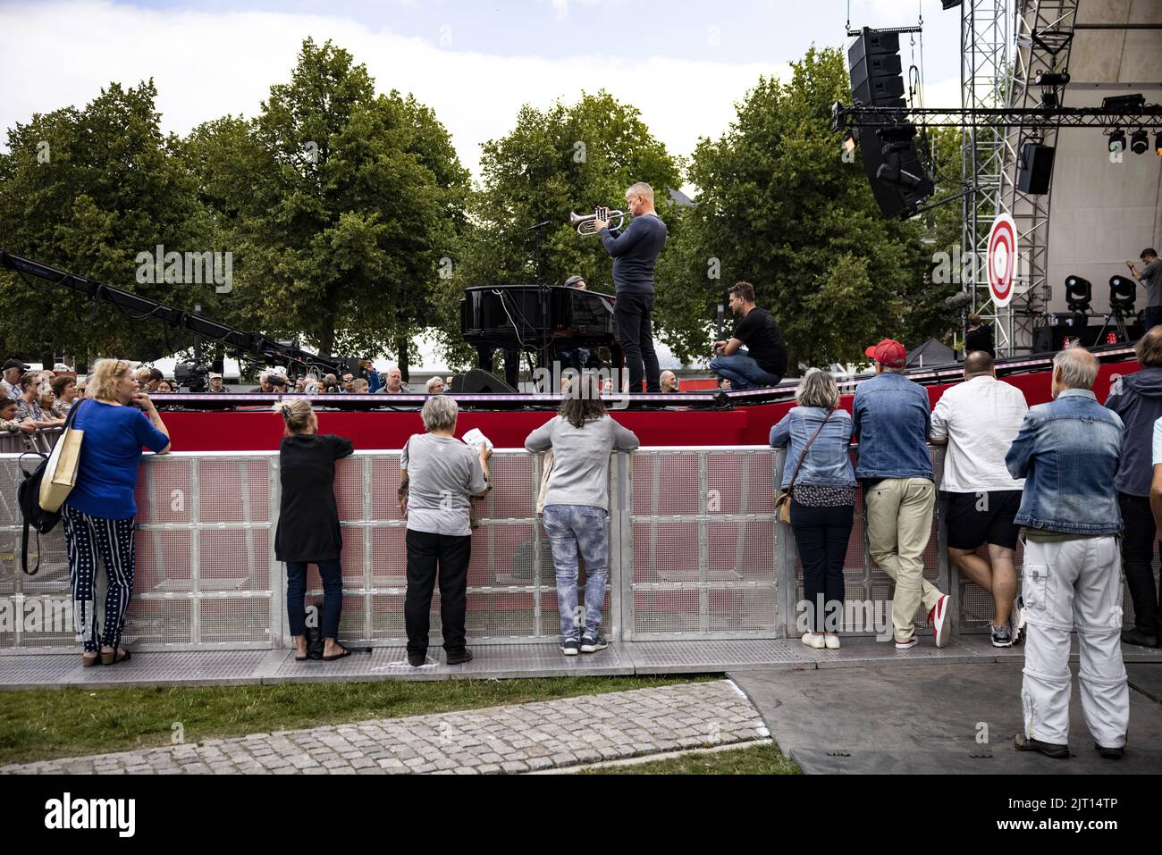 2022-08-27 14:37:26:19 AMSTERDAM - il pubblico sta guardando una prova durante il secondo giorno del Uitmarkt, l'inizio nazionale della stagione culturale. ANP RAMON VAN FLYMEN olanda fuori - belgio fuori Foto Stock
