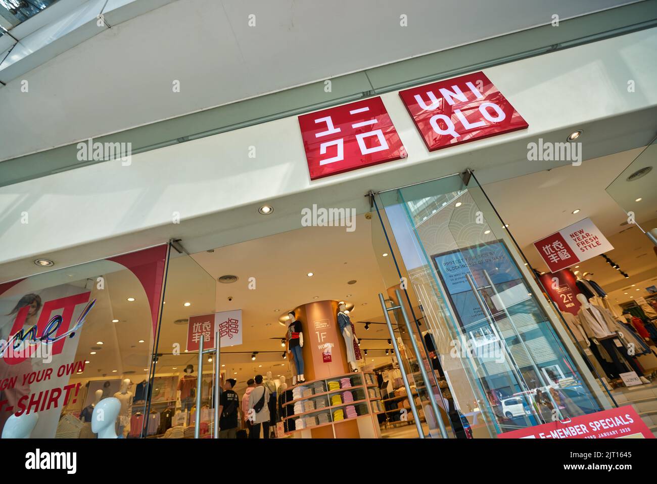 KUALA LUMPUR, MALESIA - CIRCA GENNAIO 2020: Segno Uniqlo sopra un'entrata del deposito a Kuala Lumpur. Foto Stock