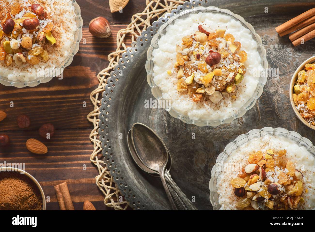 Cucina araba; delizioso budino di riso cremoso mediorientale con cannella e noci. Foto Stock