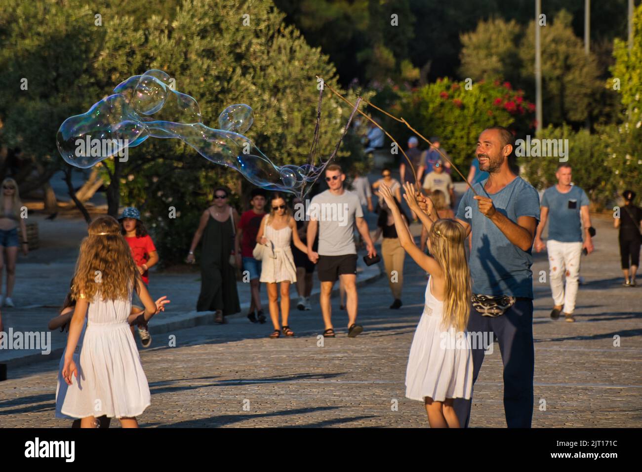 L'artista di strada crea bellissime bolle gigantesche di sapone ad Atene Foto Stock