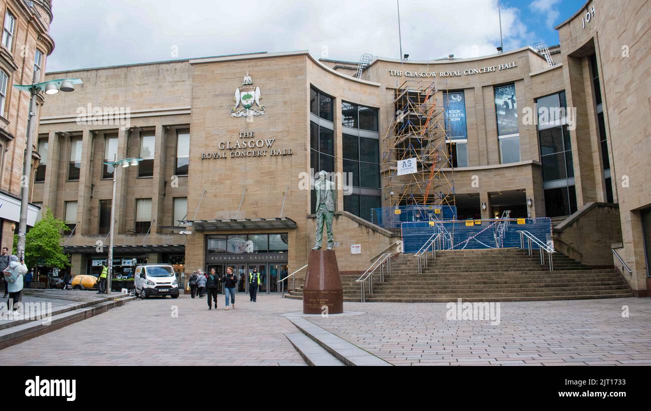 La Glasgow Royal Concert Hall & Buchanan Galleries ancorata da John Lewis. Di fronte all'edificio, la statua di Donald Dewar Foto Stock