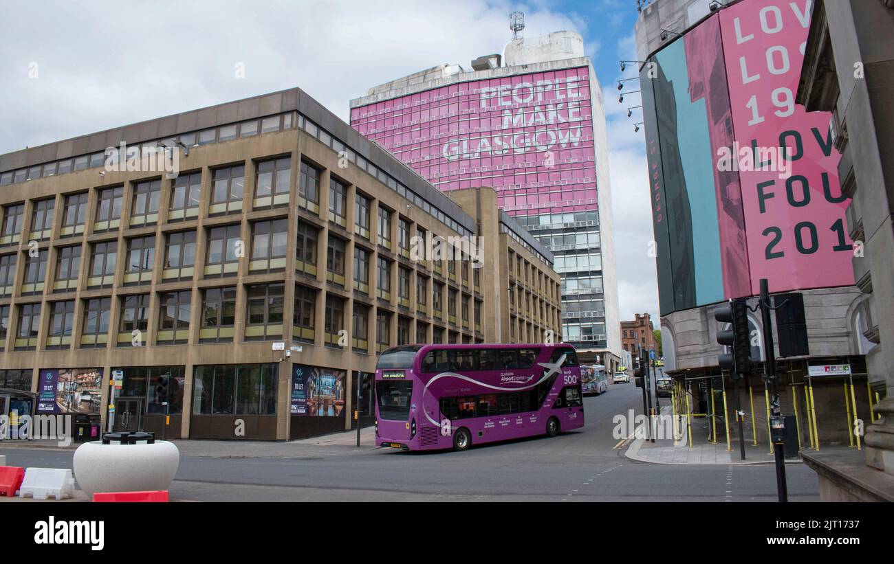 L'iconico cartello "People Make Glasgow" che si affaccia su George Square dall'edificio della Met Tower Foto Stock