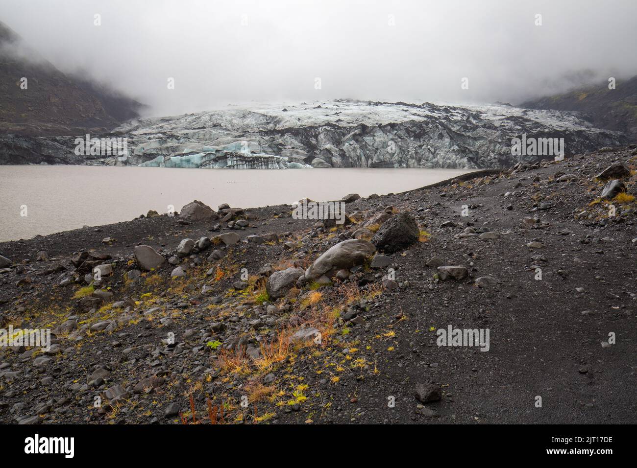 Vista frontale della lingua del ghiacciaio Solheimajokull, Myrdalsjökull galcier, in Islanda in una giornata piovosa e umida al tramonto, 2020 agosto Foto Stock