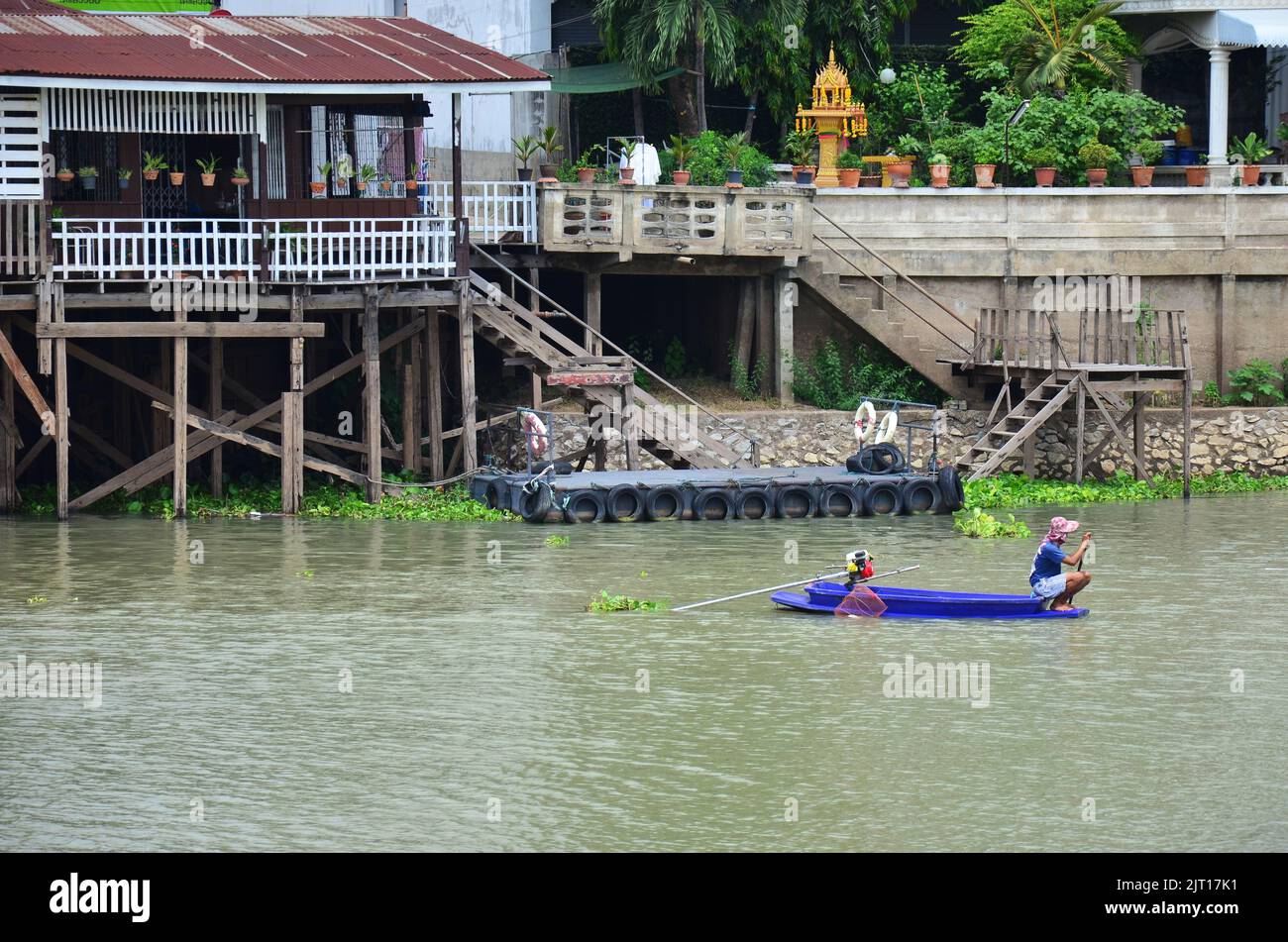 Tailandese uomo o pescatore persone vela plastica lunga coda e paddle barca pesca galleggiante cattura pesca marina e pesce nel fiume chao phraya in Ayutthaya c Foto Stock