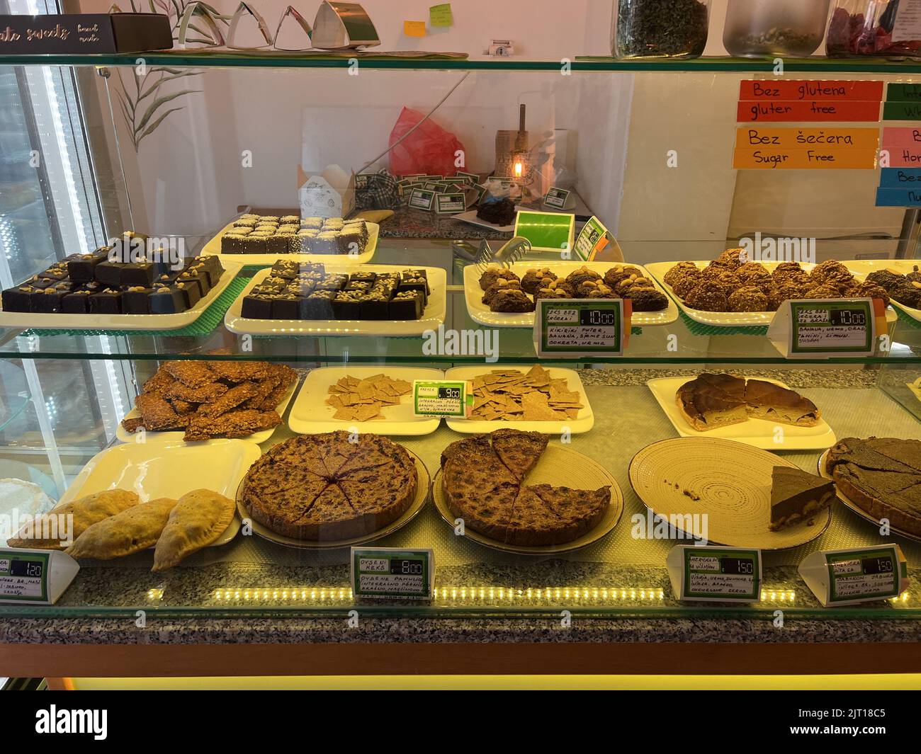 Budva, Montenegro - 01.08.22: Vetrina con torte, pezzi di torte, biscotti e dolci Foto Stock
