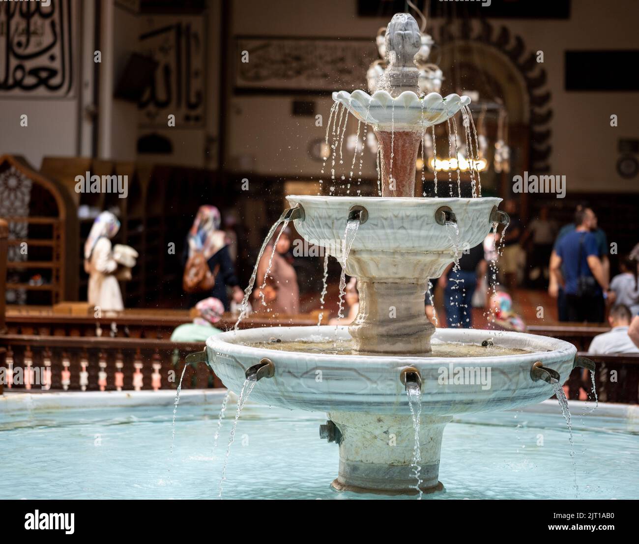 BURSA, TURCHIA - 21 AGOSTO: Una vista interna della Grande Moschea (Ulu Cami) il 21 agosto 2022 a Bursa, Turchia. La fontana molto estetica del Grande M. Foto Stock