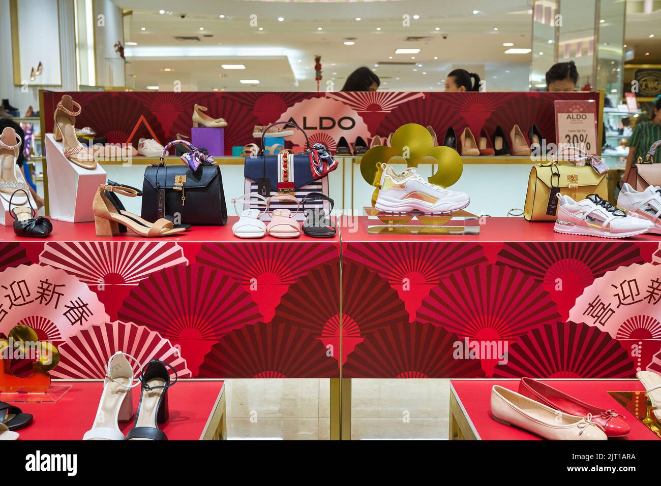 SINGAPORE - CIRCA GENNAIO 2020: Ripresa interna del grande magazzino Takashimaya a Singapore. Foto Stock