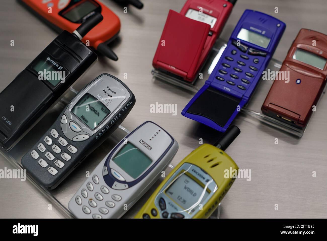 Oslo, Norvegia. 01 maggio 2022: Gruppo di vecchi telefoni cellulari al Museo della tecnologia di Oslo. Foto Stock