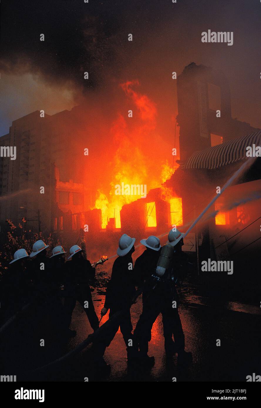 Australia. Sydney. Redfern. Vigili del fuoco e costruzione di magazzini industriali in fiamme. Foto Stock