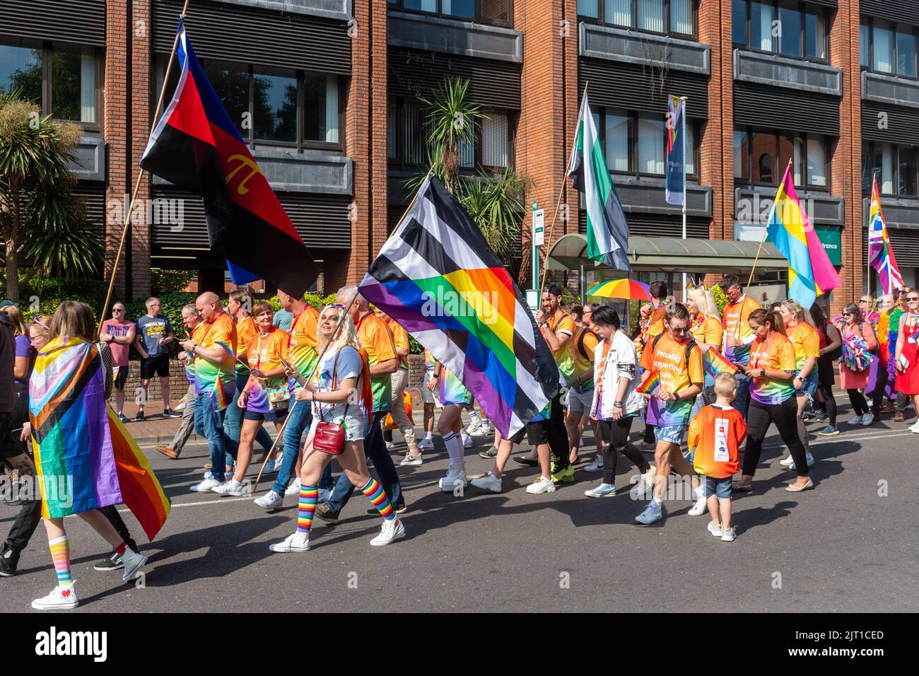 Pride in Surrey parata a Camberley Town il 27th agosto 2022, Surrey, Inghilterra, Regno Unito. Le persone in costumi colorati marzo per i diritti LGBTQ+. Foto Stock