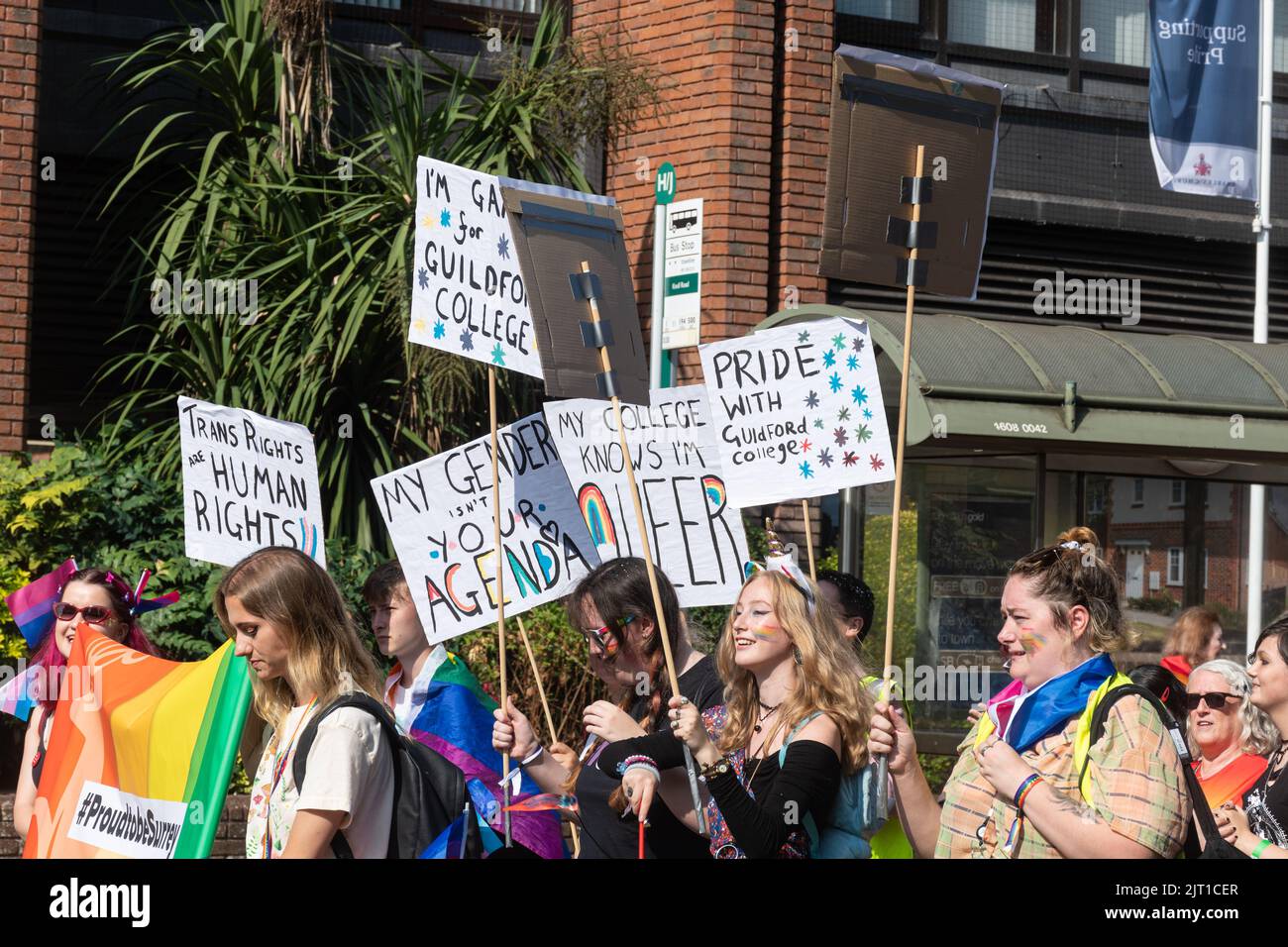 Pride in Surrey parata a Camberley Town il 27th agosto 2022, Surrey, Inghilterra, Regno Unito. Le persone in costumi colorati marzo per i diritti LGBTQ+. Foto Stock
