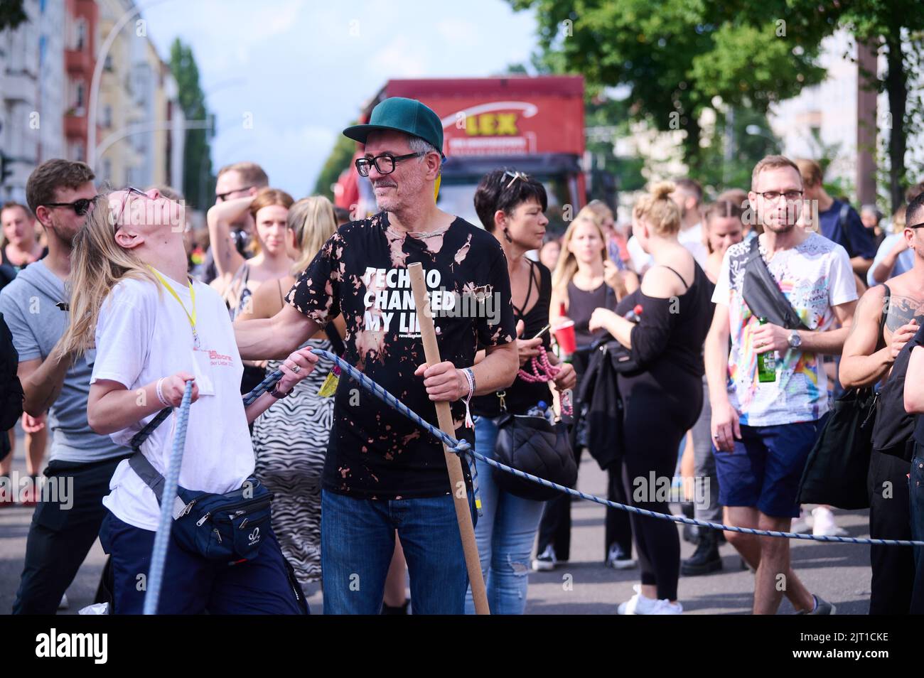 Berlino, Germania. 27th ago, 2022. DJ Motte cammina dietro un galleggiante durante la sfilata techno 'Train of Love'. La parata è intesa come una dimostrazione per un maggiore impegno sociale. Gli organizzatori vogliono richiamare l'attenzione su numerose iniziative caritative con il motto "rendere visibile". Credit: Annette Riedl/dpa/Alamy Live News Foto Stock