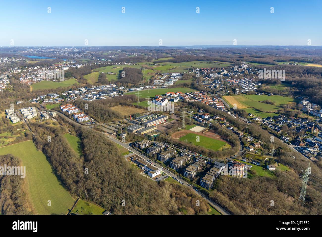 Vista aerea, campo sportivo Halweg e scuola superiore Holthausen, nonché casa di multigenerazione Hölter Busch nel quartiere Holthausen a Hattingen, Ru Foto Stock