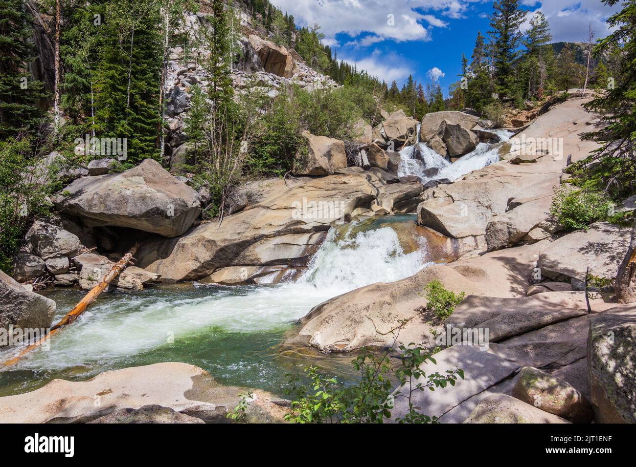 Le cascate cadono su pendii ricoperti di granito a pochi chilometri dal Continental divide nel Colorado centrale Foto Stock