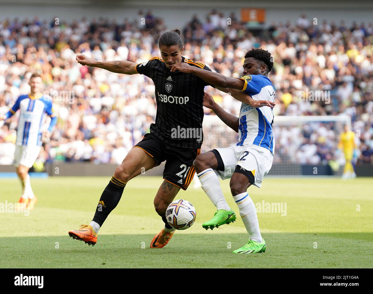Pascal Struijk di Leeds United (a sinistra) e Tariq Lamptey di Brighton e Hove Albion si battono per la palla durante la partita della Premier League presso l'AMEX Stadium di Brighton. Data immagine: Sabato 27 agosto 2022. Foto Stock