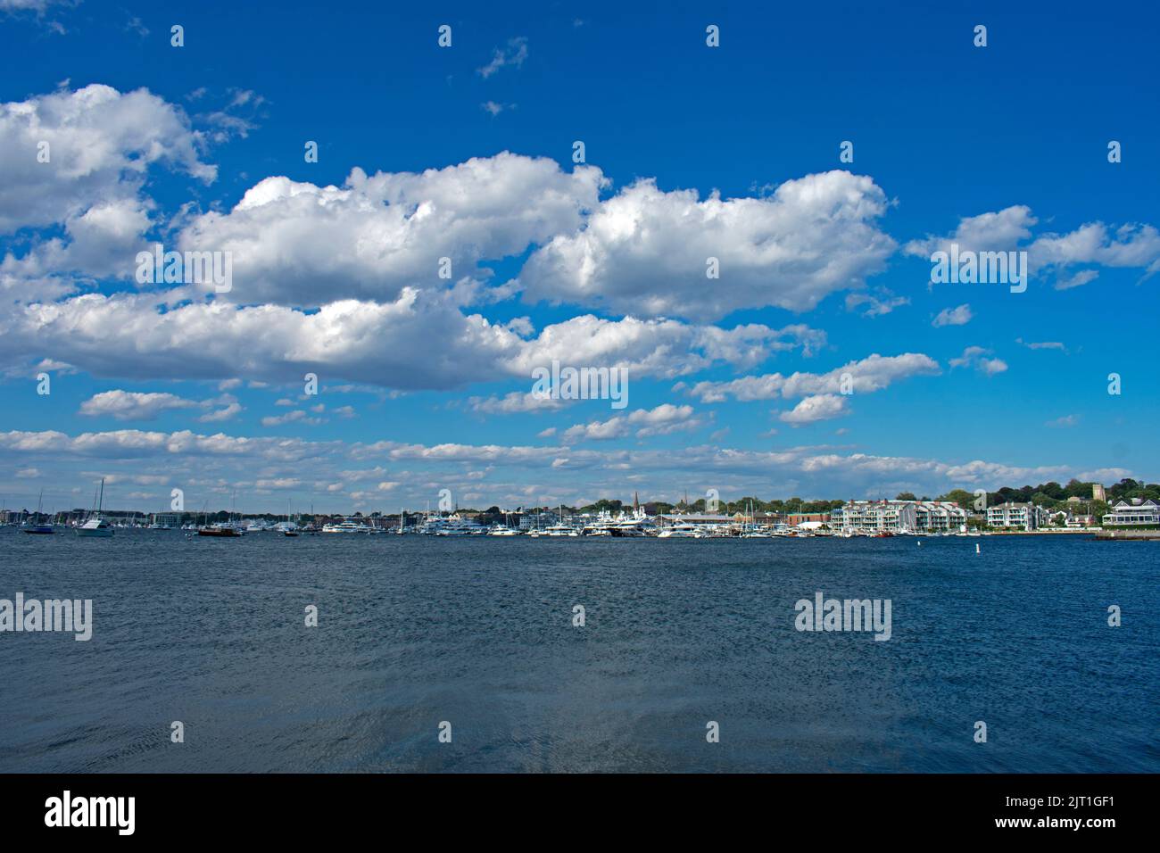Vista del porto di Newport dallo storico Kings Park a Newport, Rhode Island, in un giorno estivo soleggiato -01 Foto Stock