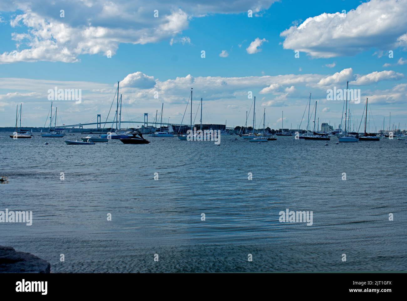 Vista del porto di Newport dallo storico Kings Park a Newport, Rhode Island, in un giorno estivo soleggiato -02 Foto Stock