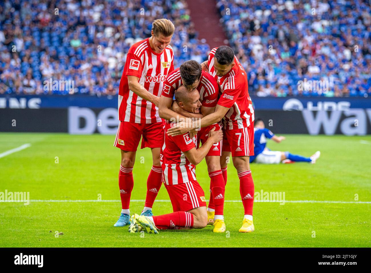 Gelsenkirchen, Germania. 27th ago, 2022. Calcio: Bundesliga, FC Schalke 04 - 1. FC Union Berlin, 4° giorno, Veltins Arena: Kevin Behrens (l-r), Sven Michels, Niko Gießelmann e Levin Öztunali, dopo il gol, incoraggiano per 1:6. Credit: David Inderlied/dpa - NOTA IMPORTANTE: In conformità ai requisiti della DFL Deutsche Fußball Liga e del DFB Deutscher Fußball-Bund, è vietato utilizzare o utilizzare fotografie scattate nello stadio e/o della partita sotto forma di sequenze di immagini e/o serie di foto simili a video./dpa/Alamy Live News Foto Stock