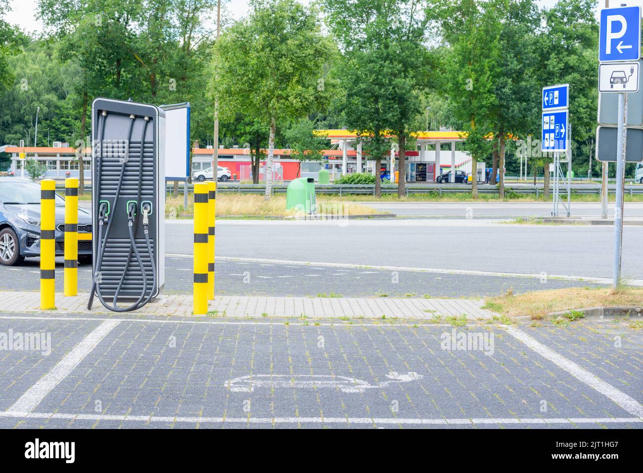 Stazione di ricarica per auto elettriche in una stazione di servizio lungo un'autostrada Foto Stock