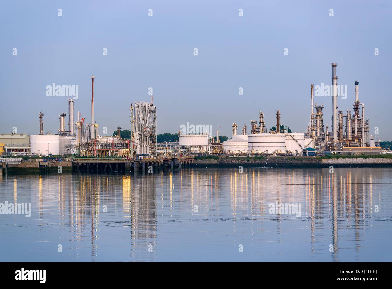 Vista notturna di una raffineria di petrolio sul porto Foto Stock