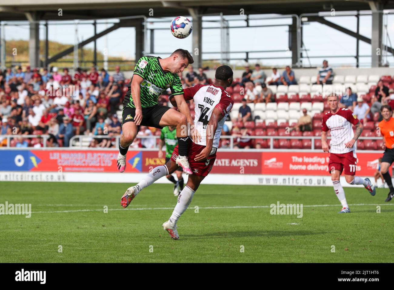 Doncaster Rovers Luke Molyneux è sfidato da Ali Koiki di Northampton Town durante la seconda metà della partita della Sky Bet League 2 tra Northampton Town e Doncaster Rovers al PTS Academy Stadium di Northampton sabato 27th agosto 2022. (Credit: John Cripps | MI News) Credit: MI News & Sport /Alamy Live News Foto Stock