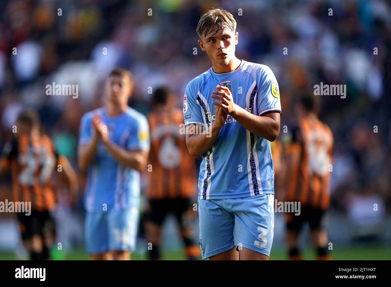 Il Callum Doyle di Coventry City applaude i tifosi dopo il fischio finale della partita del Campionato Sky Bet al MKM Stadium, Kingston upon Hull. Data immagine: Sabato 27 agosto 2022. Foto Stock