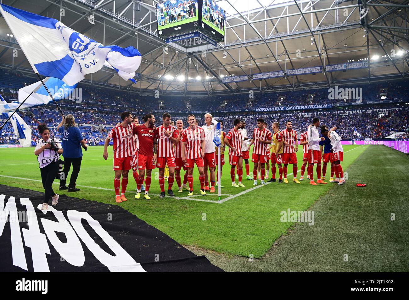 GELSENKIRCHEN, GERMANIA - 27 AGOSTO 2022: I giocatori dell'Unione festeggiano i vincitori. La partita di calcio della Bundesliga FC Schalke 04 contro Union Berlin Foto Stock