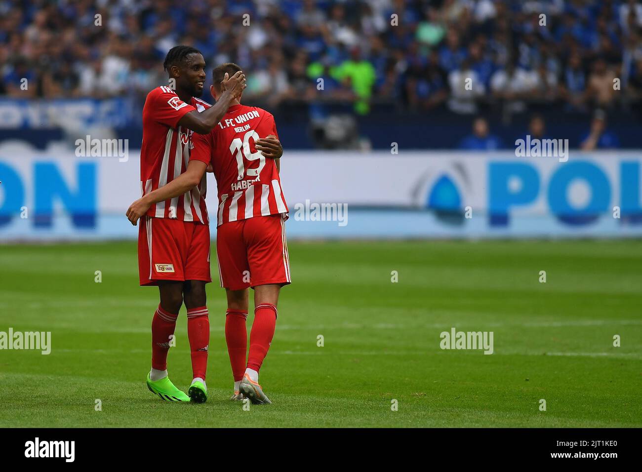 GELSENKIRCHEN, GERMANIA - 27 AGOSTO 2022: Janik Haberer, Giordania Pefok. La partita di calcio della Bundesliga FC Schalke 04 contro Union Berlin Foto Stock