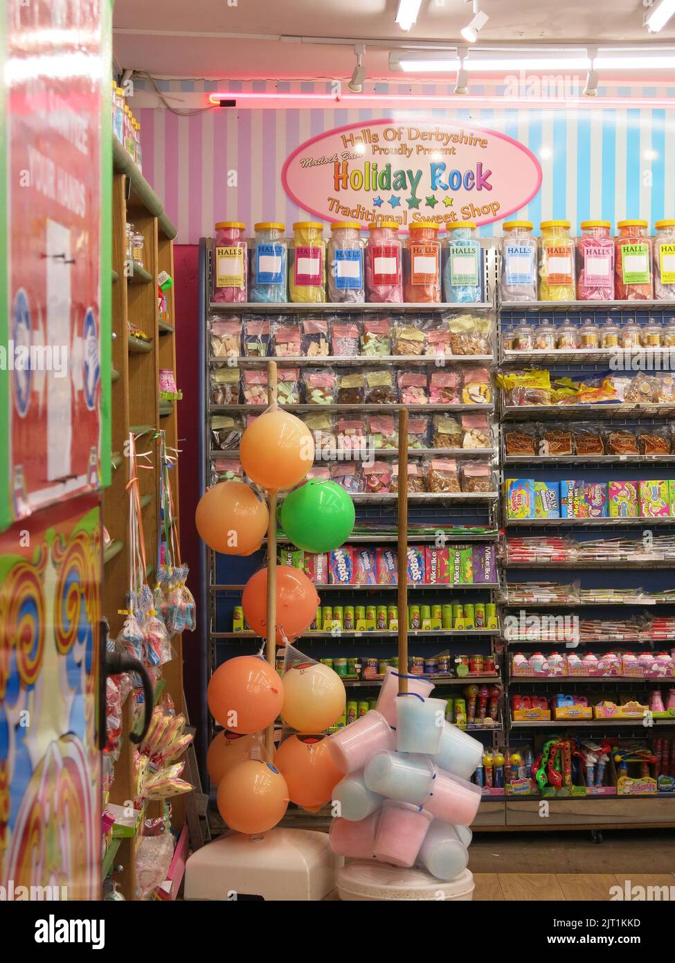 L'interno di un negozio di dolci nella città termale di Matlock Bath che vende candelabro, rock vacanze e un sacco di prelibatezze sul mare. Foto Stock